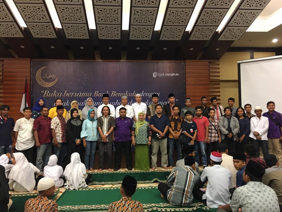 Unsur Pimpinan dan komisaris Bank Bengkulu Berfoto Bersama Rekan media Cetak, elektronik dan Online se Kota Bengkulu.