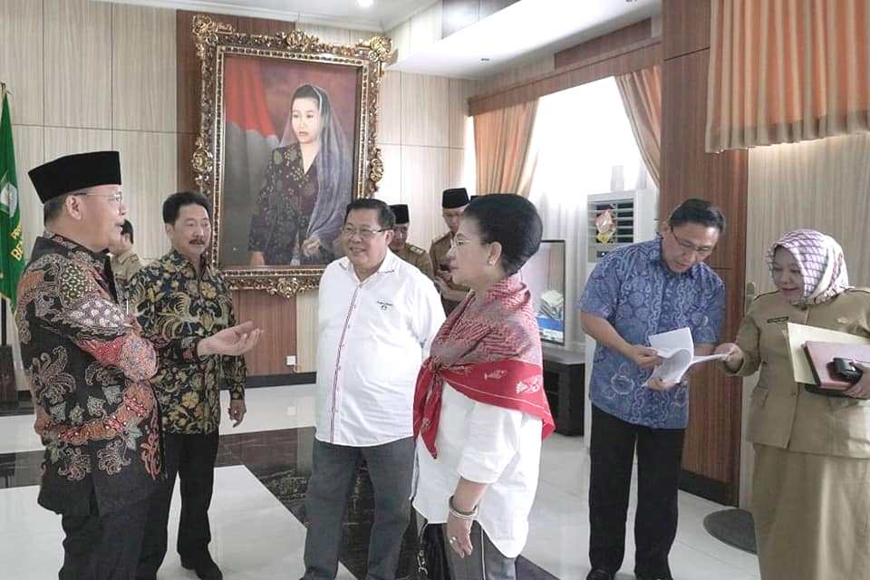 Gubernur Bengkulu Rohidin Mersyah menerima kunjungan pengurus yayasan Fatmawati, terkait rencana pembangunan monumen Ibu negara pertama, di Simpang 5 Kota Bengkulu. 