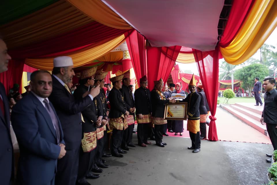 Penyerahan Piagam usai Upacara Peringatan Hari Ulang Tahun (HUT) Provinsi Bengkulu yang ke – 50 tahun, di halaman Kantor Gubernur Bengkulu, Minggu (18/11/2018).