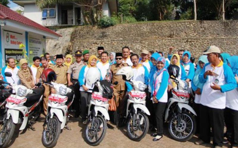 Walikota Bengkulu Helmi Hasan menyerahkan secara langsung 45 unit motor dinas kepada para penyuluh pertanian,perkebunan dan peternakan