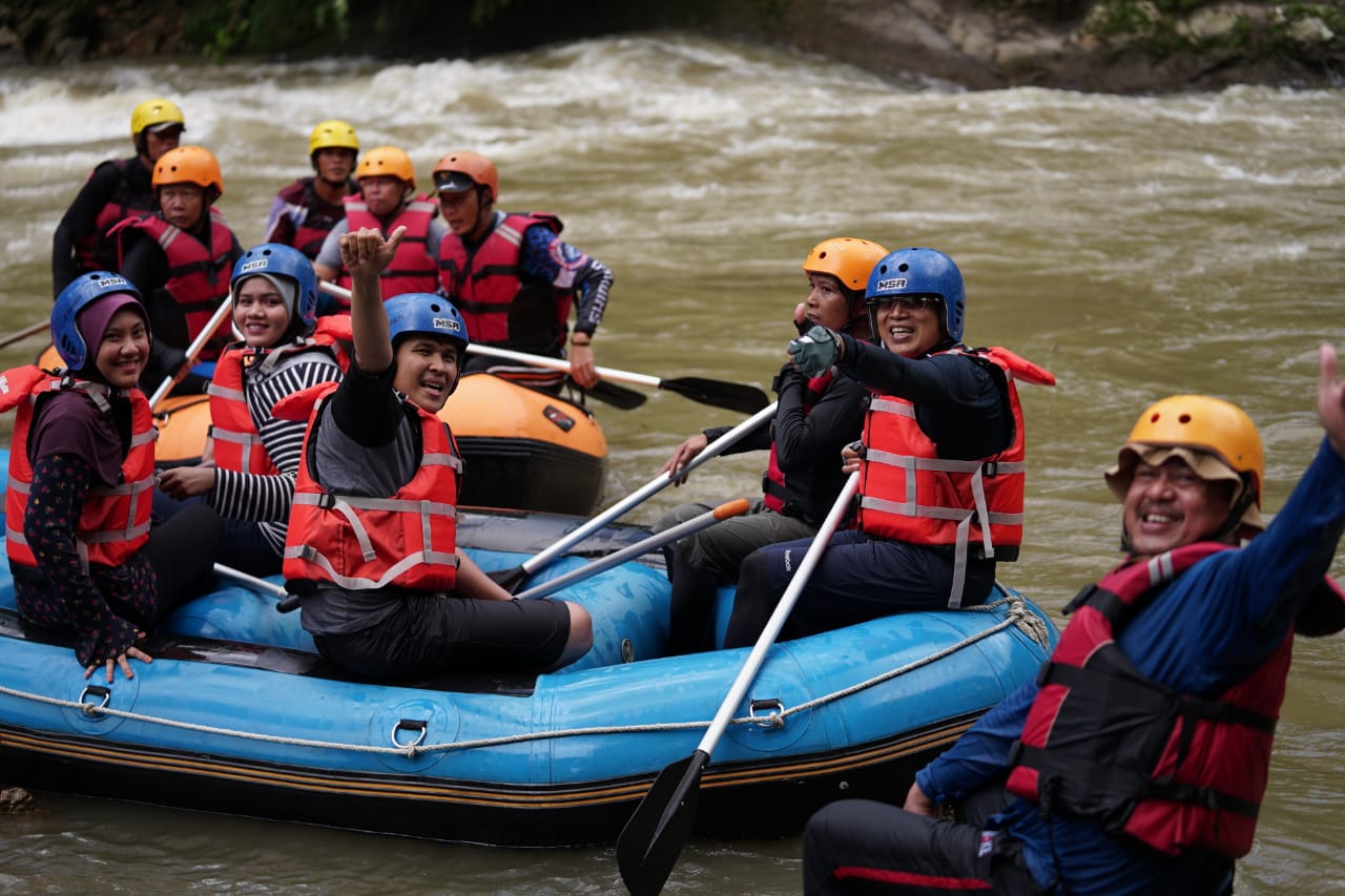 Wisatawan Mancanegara Jajal Arung Jeram Sungai Air Manna