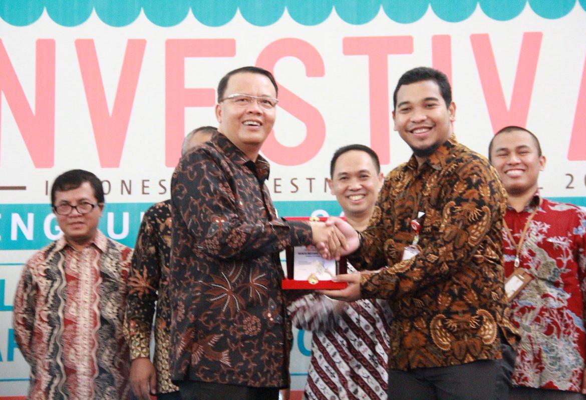 Penyerahan cendramata oleh Kepala Kantor Perwakilan Bursa Efek Indonesia (BEI) Bengkulu Bayu Saputra kepada Plt Gubernur Rohidin Mersyah Beberapa waktu lalu.