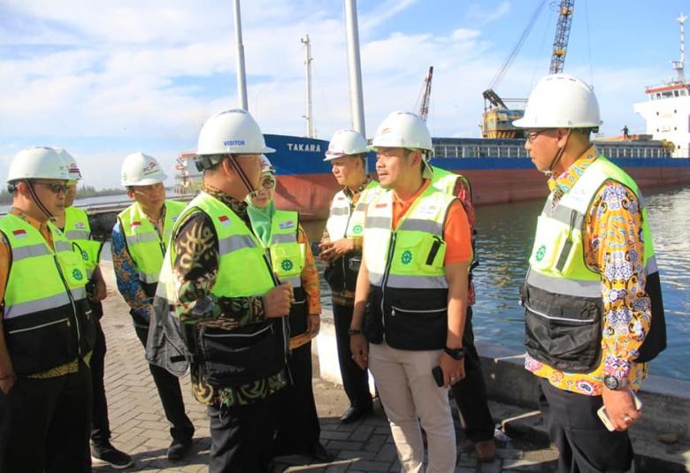 Gubernur Bengkulu Rohidin Mersyah meninjau beberapa titik lokasi Pembangunan Kawasan KEK di Pelabuhan Pulau Baai Jum’at (18/01/2019).