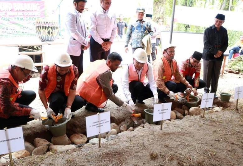 Peletakan Batu Pertama (Ground Breaking) Pembangunan Pabrik Minyak Goreng di Desa Talang Beringin Kecamatan Semidang Alas Maras Kabupaten Seluma, Kamis (15/11/2018).