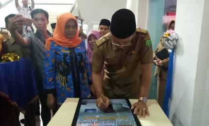 Penandatanganan Prasasti oleh Sekda Pemerintah Kota Bengkulu Marjon di dampingi Direktur RSUD Kota Bengkulu dr.Lista Cerlyviera
