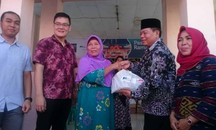 Penjabat Walikota Bengkulu Budiman Ismaun menyerahkan paket sembako murah kepada Warga