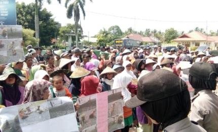 Warga berdemo di depan kantor DPRD Bengkulu Selatan
